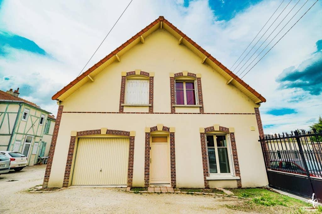 Maison Piscine Interieure Et Garage تروي المظهر الخارجي الصورة